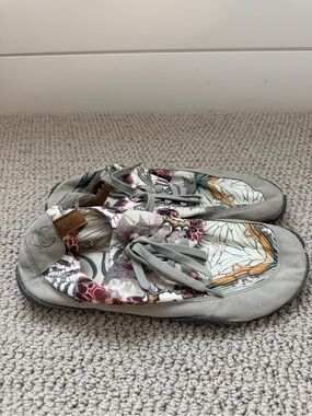 Wildling rewild Women's Floral-Print Sneakers in Light Gray - NWT